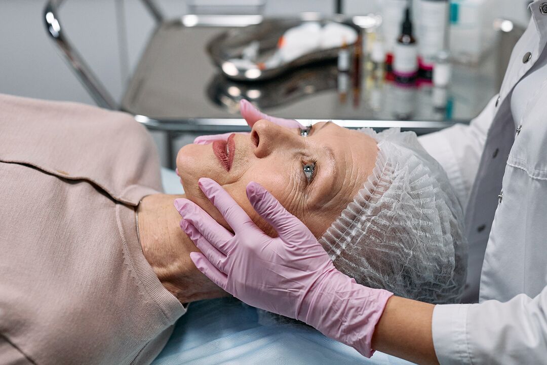Az arcbőr előkészítése a mély megújulásra, ami 50 éves kortól szükséges