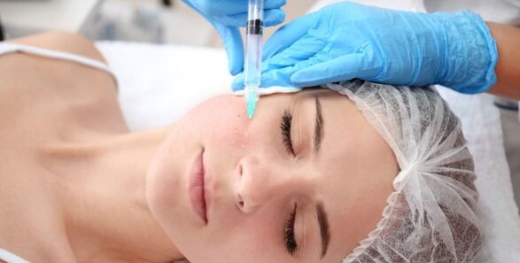 A kozmetikus arcbőrfiatalító eljárást végez plazmával